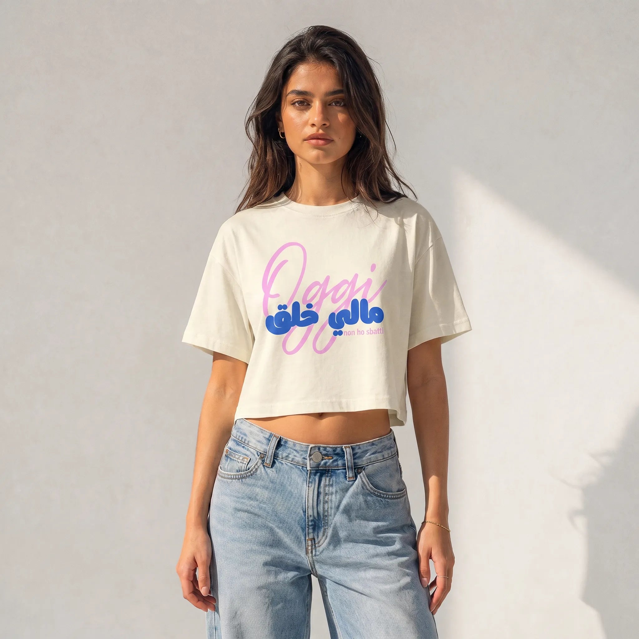donna che indossa una cropped t-shirt crema totally random con design today مالي خلق