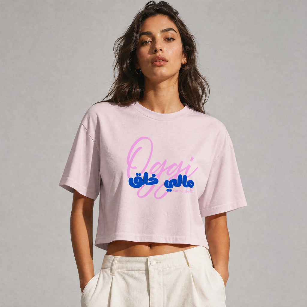 donna che indossa una cropped t-shirt rosa totally random con design today مالي خلق