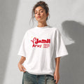 donna che indossa una t-shirt bianco oversize totally random con design oroscopo aries الحمل, impulsive confident chaotic