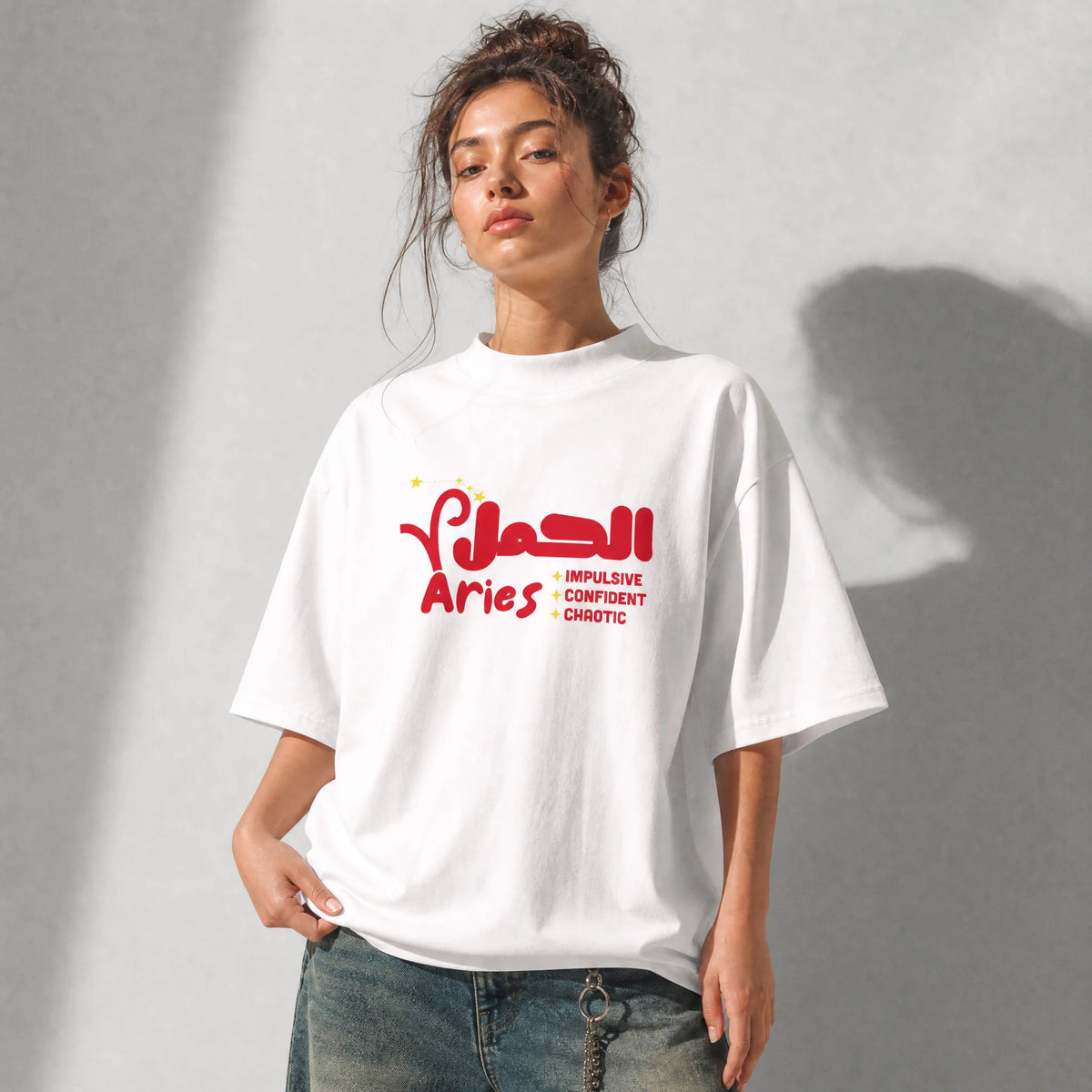 donna che indossa una t-shirt bianco oversize totally random con design oroscopo aries الحمل, impulsive confident chaotic
