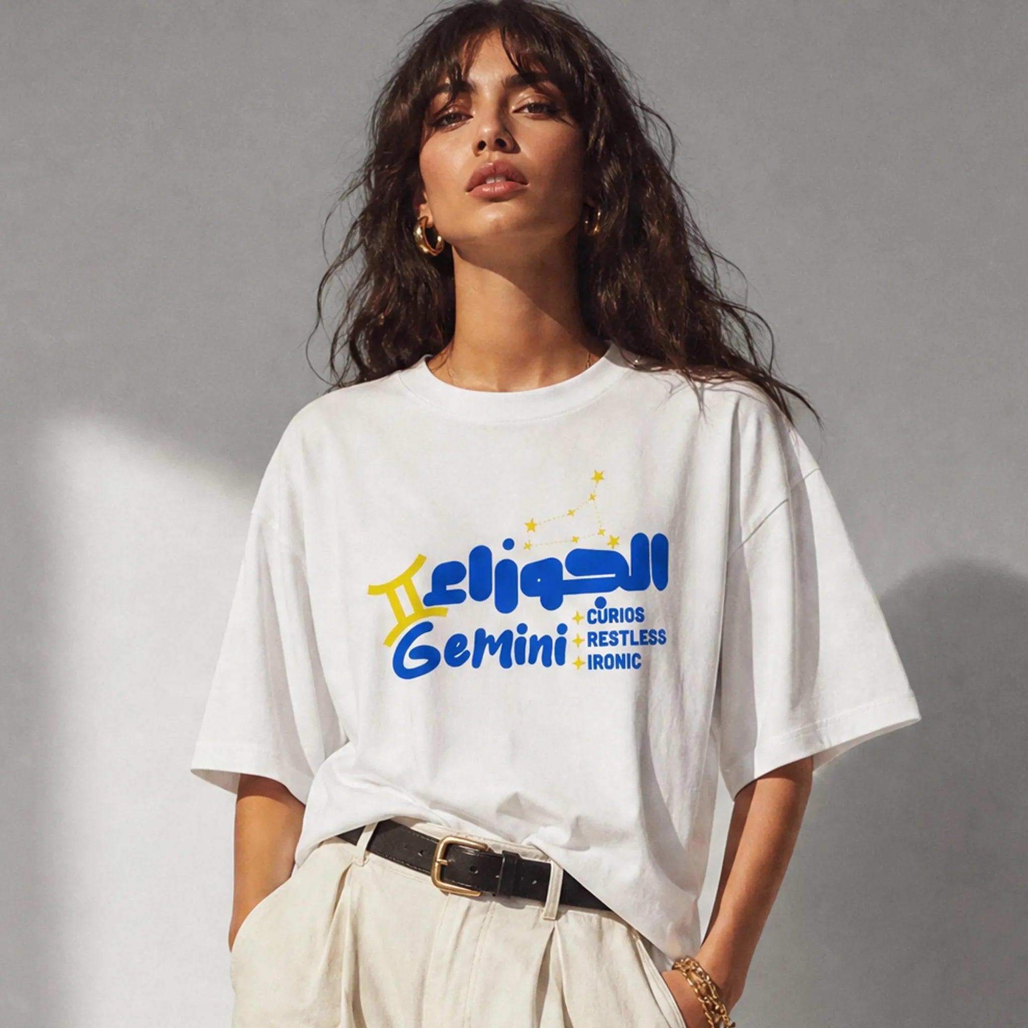 donna che indossa una t-shirt bianco oversize totally random con design oroscopo gemini الجوزاء, curios restless ironic