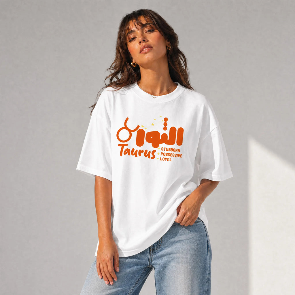 donna che indossa una t-shirt bianco oversize totally random con design oroscopo taurus الثور, stubborn possessive loyal