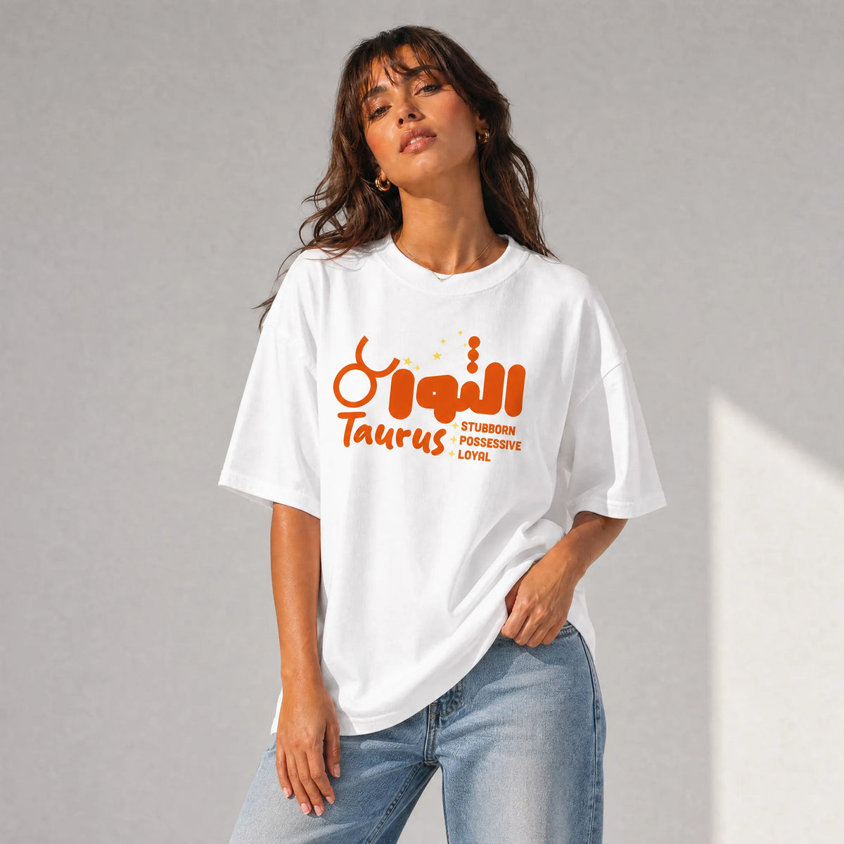 donna che indossa una t-shirt bianco oversize totally random con design oroscopo taurus الثور, stubborn possessive loyal
