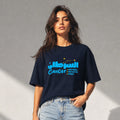 donna che indossa una t-shirt blu navy oversize totally random con design oroscopo cancro السرطان, emotional protective moody 