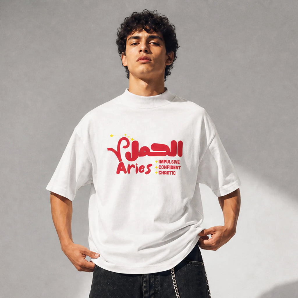 uomo che indossa una t-shirt bianco oversize totally random con design oroscopo aries الحمل, impulsive confident chaotic