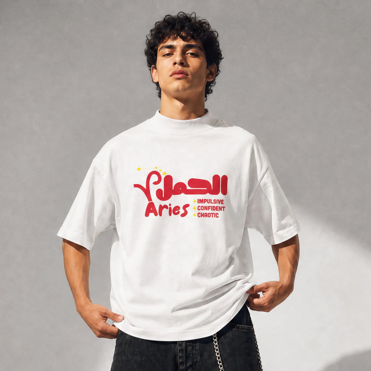 uomo che indossa una t-shirt bianco oversize totally random con design oroscopo aries الحمل, impulsive confident chaotic