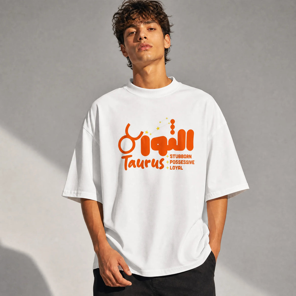 uomo che indossa una t-shirt bianco oversize totally random con design oroscopo taurus الثور, stubborn possessive loyal