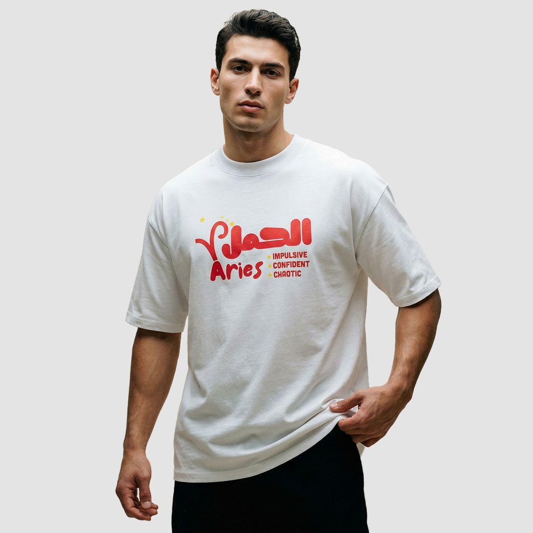 Ragazzo indossa maglietta unisex oversize bianca con scritta in inglese e arabo oroscopo ariete - Totally Random®